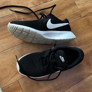 Nike tanjun running shoes